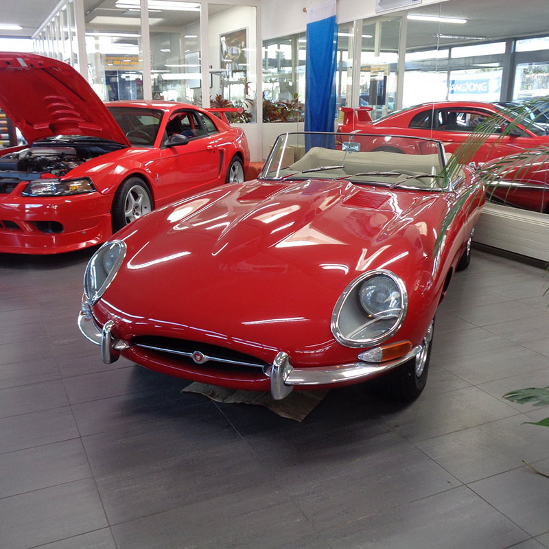 Roter Sportwagen in einem modernen Showroom.