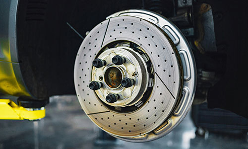 Nahaufnahme einer Bremsscheibe eines Autos